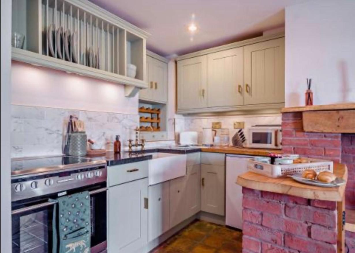 Carpenters Cottage Quirky Home Seaside Town Minehead Exterior photo